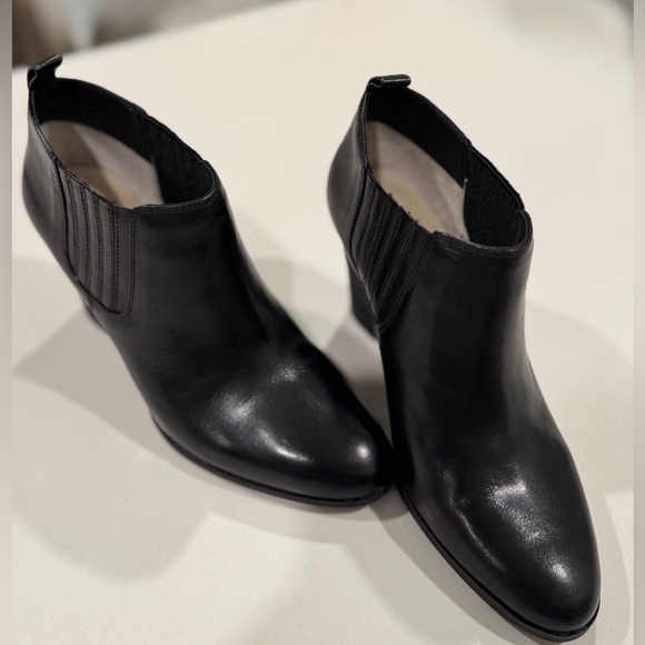 Michael Kors Elegant Black Booties - Picture 7 of 9